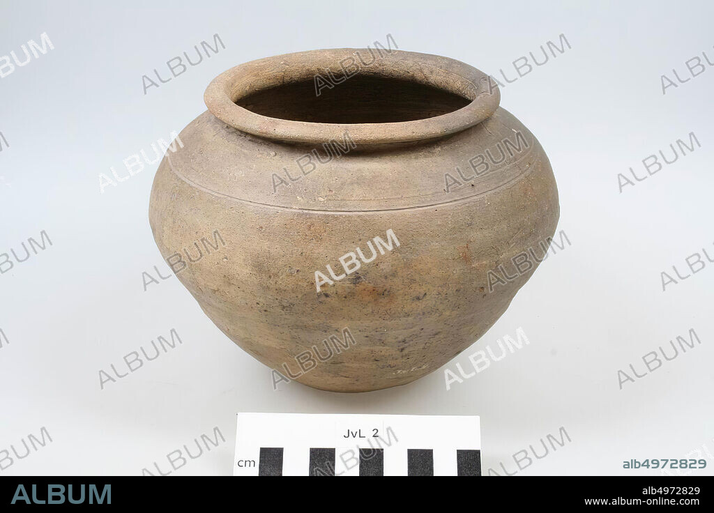 Cooking pot of turntable pottery with lens base and groove line decoration.  Cracks in the rim, pot, pottery, turntable, h: 14 cm, diam: 18.5 cm, vmec  750-900, Netherlands, - Album alb4972829