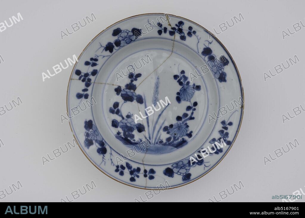 plate crockery, Anonymous, last quarter of the 18th century, porcelain, enamel, General: 3.9 x 22.2cm 39 x 222mm, chrysanthemum, flower, Plate of Chinese porcelain with a circumferential wall and spreading rim. Decorated in underglaze blue with a peony, a chrysanthemum and a flowering grass stem on the palt. On the edge four flower groups. Two branches sketched at the back. Not marked, 1975.