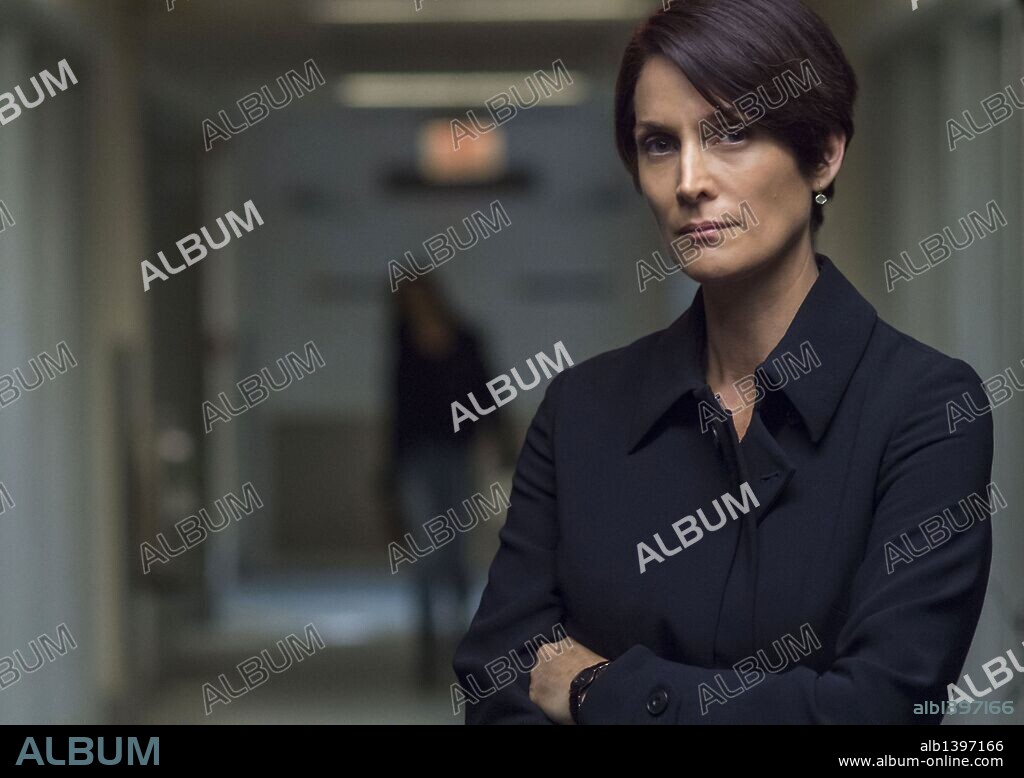 CARRIE-ANNE MOSS in JESSICA JONES, 2015, directed by SIMON CELLAN JONES and STEPHEN SURJIK. Copyright NETFLIX.