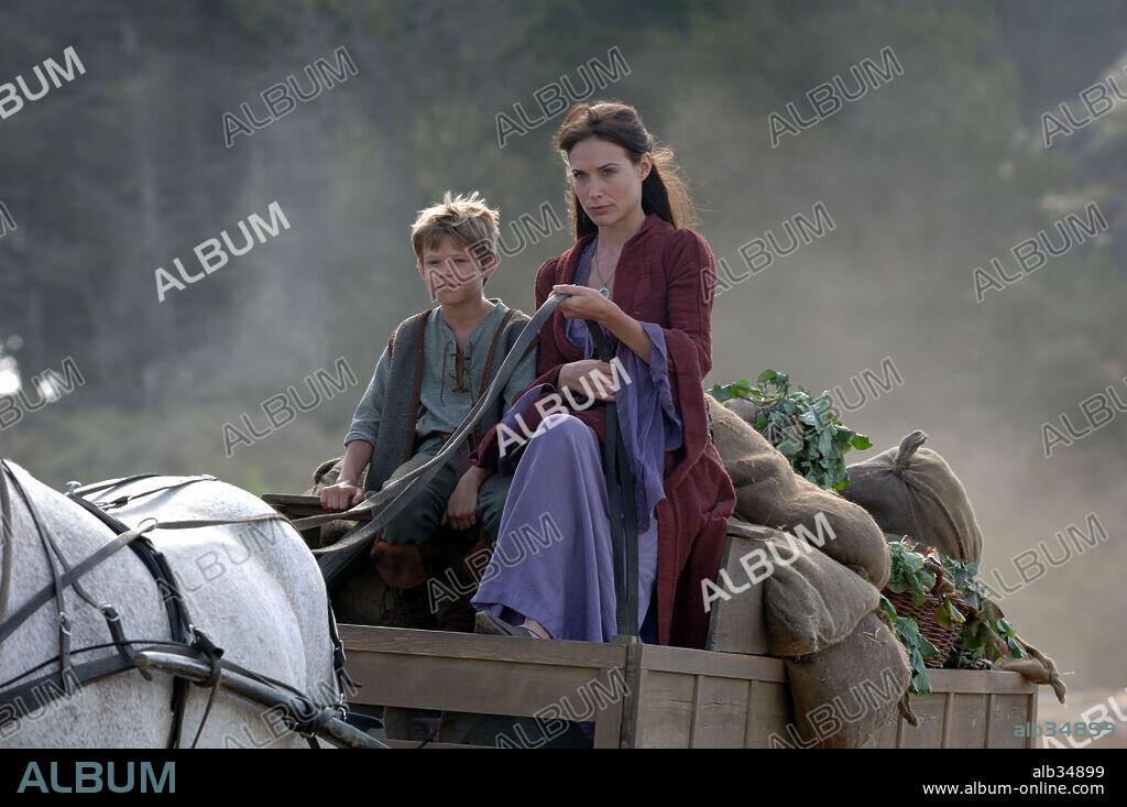 CLAIRE FORLANI and COLIN FORD in IN THE NAME OF THE KING: A DUNGEON SIEGE TALE, 2007, directed by UWE BOLL. Copyright BRIGHTLIGHT PICTURES/BOLL KINO BETEILIGUNGS GMBH & CO/HEROLD.