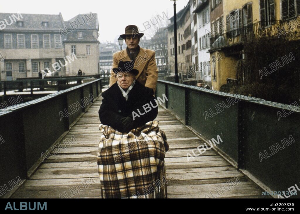 ALAIN DELON y LOUIS SEIGNIER en EL OTRO SR. KLEIN, 1976 (MR. KLEIN), dirigida por JOSEPH LOSEY. Copyright BASIL FILM.