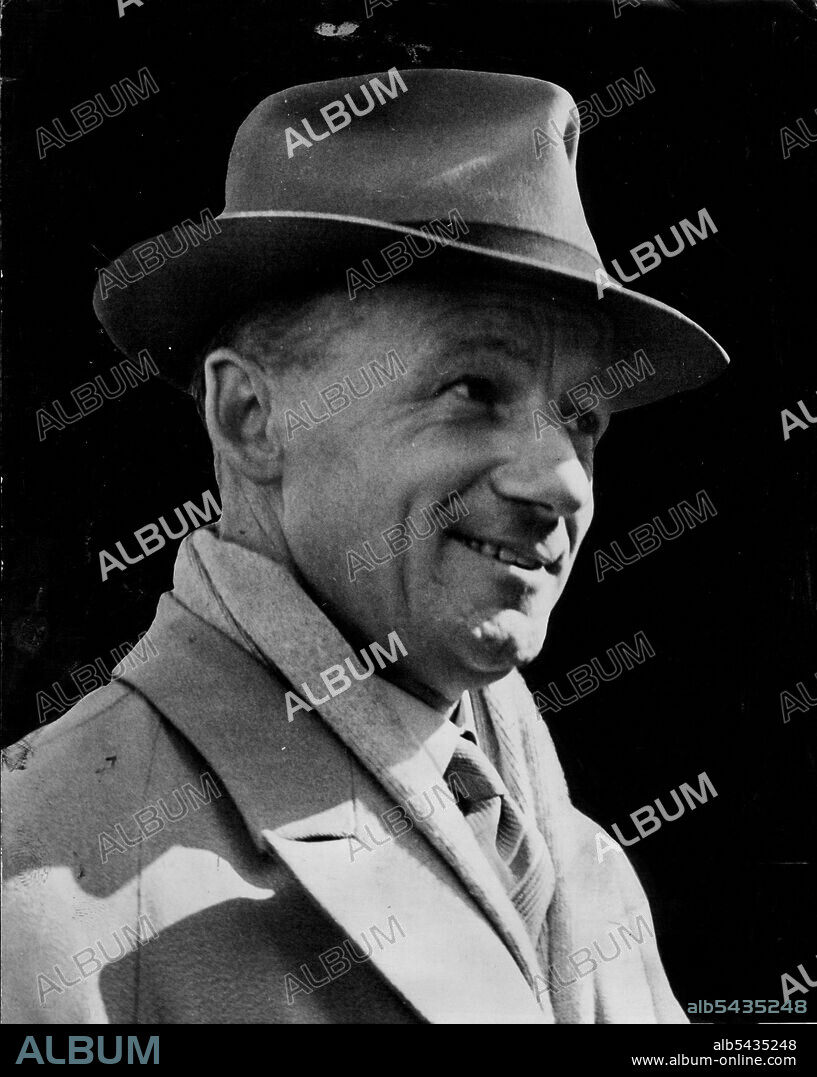 The Bradman Smile -- Skipper Don Bradman brings a "new look" of his own as he arrives with the seventeen Australian Test cricketers at Tilbury, to-day (Friday), on the liner Strathaird. This Don's 50th Test against England, and his fourth trip. April 16, 1948. (Photo by Reuterphoto).