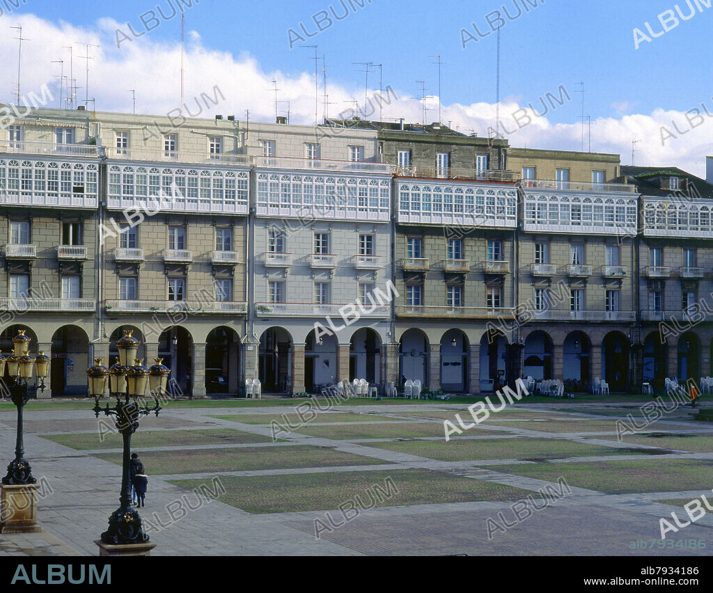 PLAZA DE MARIA PITA CON EDIFICIOS PORTICADOS Y GALERIAS.