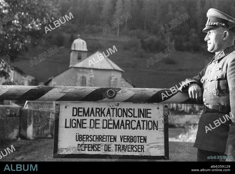 Second World War / France.-Line of demarcation between the German occupied zone (northern and western France and the entire Atlantic coast) and the remaining twofifth of the country governed by the French government with the capital Vichy under Pétin. Turnpike with soldier. Photo, undated.