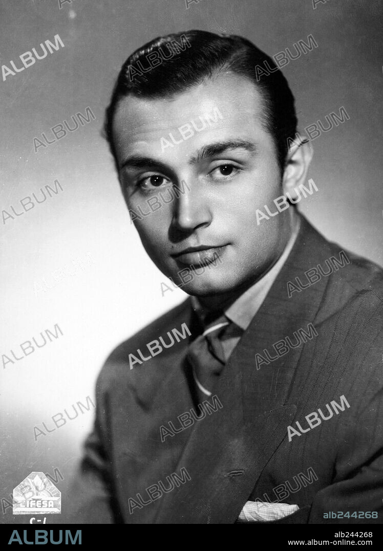 TONY LEBLANC in DOS CUENTOS PARA DOS, 1947. Copyright CIFESA.