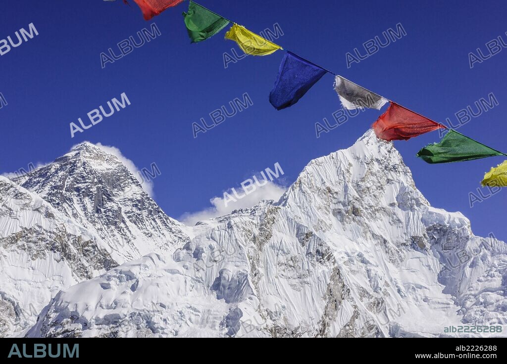 banderas de oracion frente al Nuptse 7864 mts y monte Everest 8848 mts.glaciar de Khumbu.Sagarmatha National Park, Khumbu Himal, Nepal, Asia.