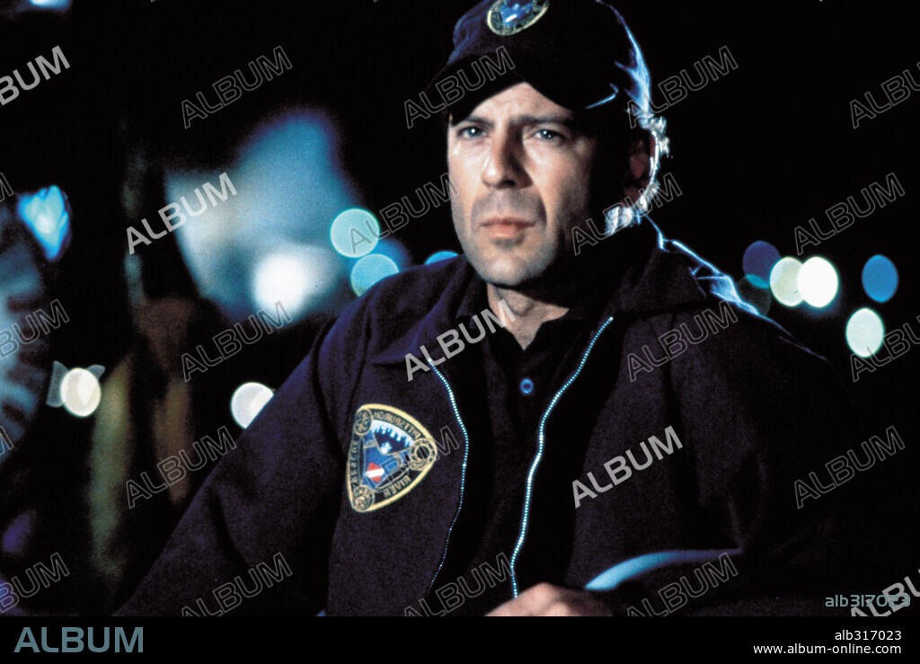 BRUCE WILLIS in STRIKING DISTANCE, 1993, directed by ROWDY HERRINGTON. Copyright COLUMBIA PICTURES.