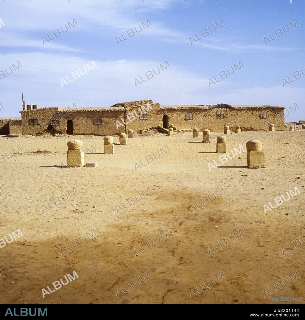 Templo de Karanis. Localizado en Fayoum (Fayium) y fundado durante el reinado de Ptolemy II del 3ro siglo A.C., Karanis fue construido alrededor de un templo al dios Petesuchos, dios del cocodrilo.