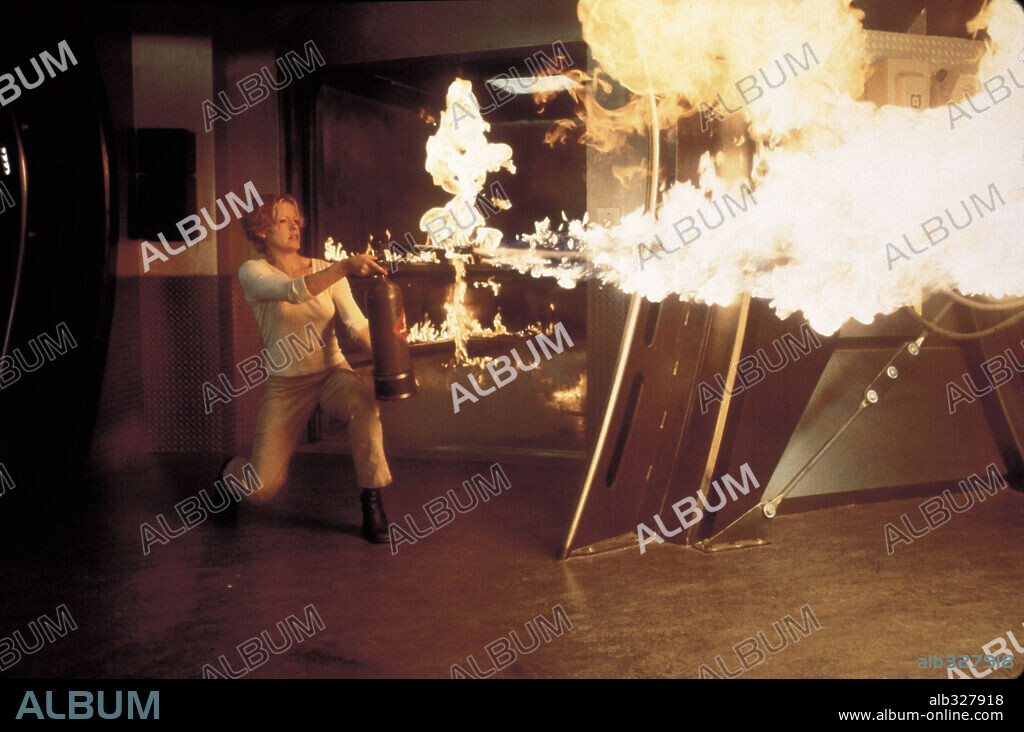 ELISABETH SHUE in HOLLOW MAN, 2000, directed by PAUL VERHOEVEN. Copyright COLUMBIA PICTURES / VAUGHAN, STEPHEN.