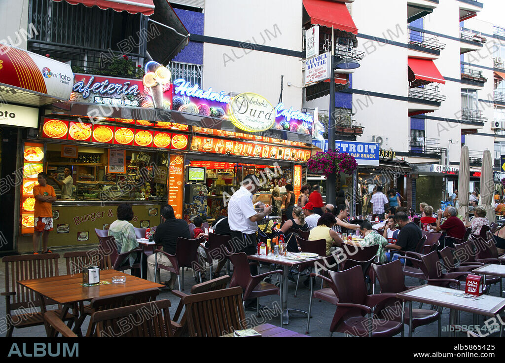 Benidorm; en la calle "Major / Alameda" se concentran los bares y restaurantes / terrazas del nucleo original del "pueblo".