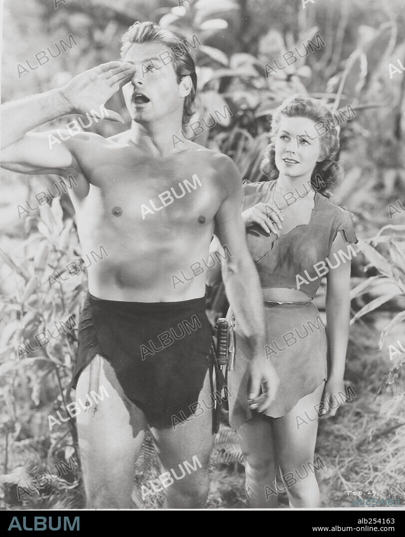 JOYCE BARKER et JOYCE MacKENZIE dans TARZAN AND THE SHE-DEVIL, 1953,  réalisé par KURT NEUMANN. Copyright RKO. - Album alb254163