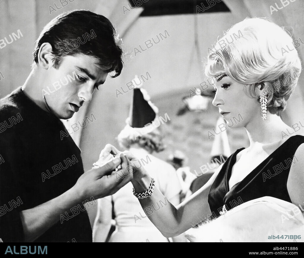 ALAIN DELON et SHIRLEY MACLAINE dans THE YELLOW ROLLS ROYCE, 1964, réalisé par ANTHONY ASQUITH. Copyright M.G.M.