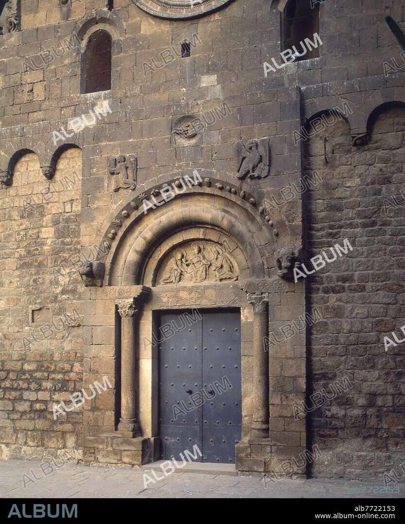 IGLESIA DE SAN PABLO - PORTADA ROMANICA CON TIMPANO FIGURADO-ARCOS CIEGOS DEL ROMANICO LOMBARDO.