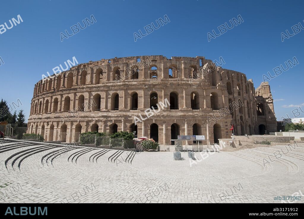 Anfitreano romano de El Djem, también conocido como coliseo de Thysdrus, Túnez. Es el anfiteatro más grande de África y el cuarto del mundo. Fue mandado construir por el procónsul Gordiano en el 238 d.C bajo el reinado del emperador Maximino el Tracio.