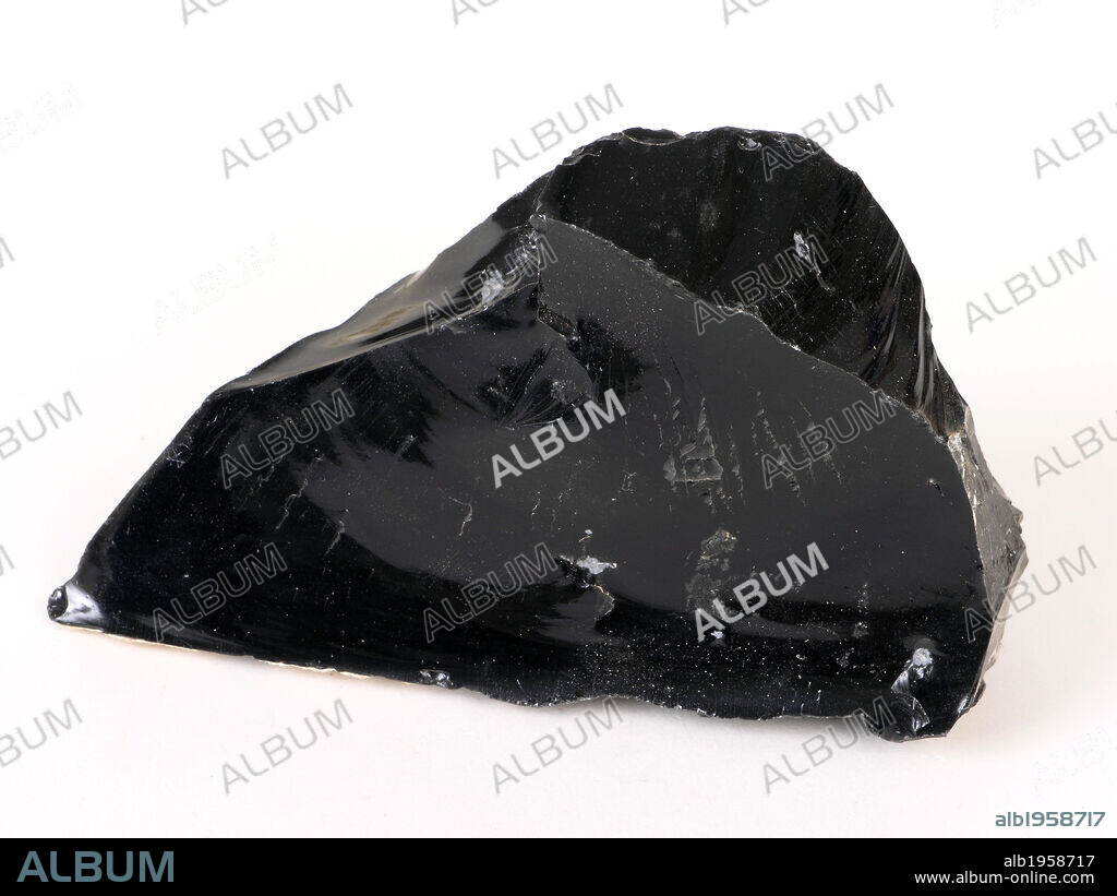 OBSIDIANA. Vidrio vulcánico de diverso quimismo, debido a un repentino enfriamiento de lavas ricas en sílice. Las obsidianas más difundidas son las liparíticas. De color negro, con brillo vítreo, opaco, con los bordes de las esquirlas translúcidos con coloraciones grises o verde botella.