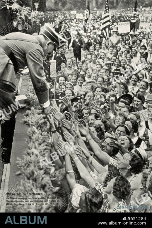 Hitler, Adolf; Politiker (NSDAP). 1889-1945. Hitler visits the 12th German "Sängerbundesfest" (nat. festival of singing) in Breslau (tod. Wroclaw): he is welcomed by the enthusiastic participants. Photo, 31st July 1937. Fr.: magazine "Der Schulungsbrief", 5th year, 4th issue, April 1938.