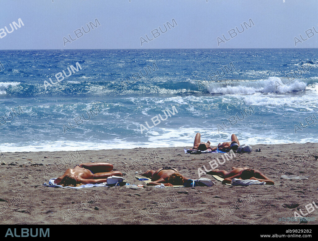 PLAYA - BANISTAS TOMANDO EL SOL EN TOPLESS - Album alb9829282