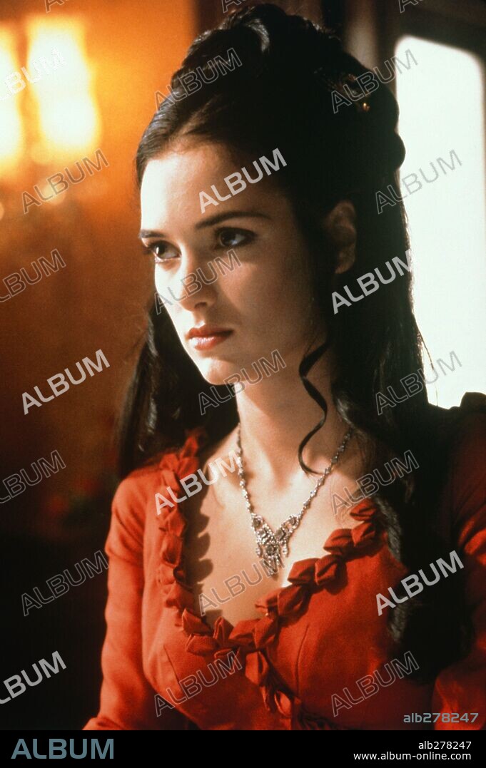 WINONA RYDER in DRACULA, 1992, directed by FRANCIS FORD COPPOLA. Copyright COLUMBIA PICTURES / NELSON, RALPH.