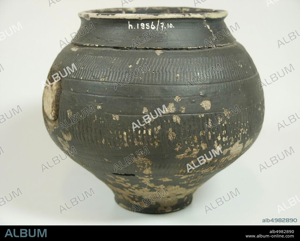 Roman pot of fine gray painted earthenware with glass grinding