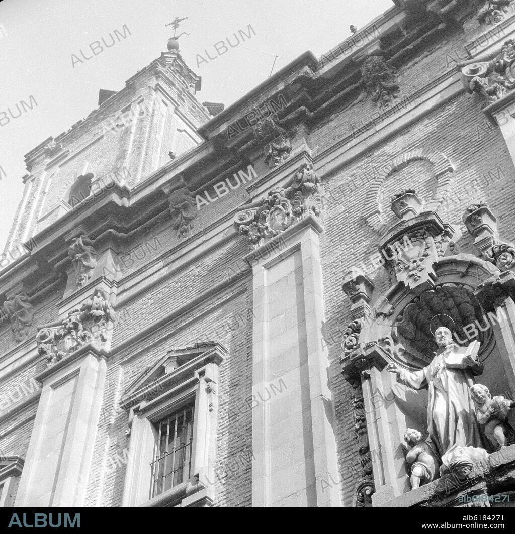 JOSÉ BENITO DE CHURRIGUERA. DETALLE DE LA FACHADA DE LA IGLESIA DE SAN MILLAN Y SAN CAYETANO - SIGLO XVIII -  FOTOGRAFIA EN BLANCO Y NEGRO - AÑOS 60.