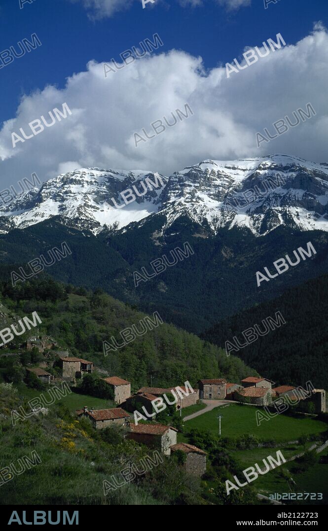 CATALUÑA. CAVA. Núcleo rural situado a 1.291 m. de altitud, en la vertiente Norte de la SIERRA DEL CADI, cuyas crestas nevadas se divisan al fondo. Provincia de Lleida. Comarca del Alt Urgell.