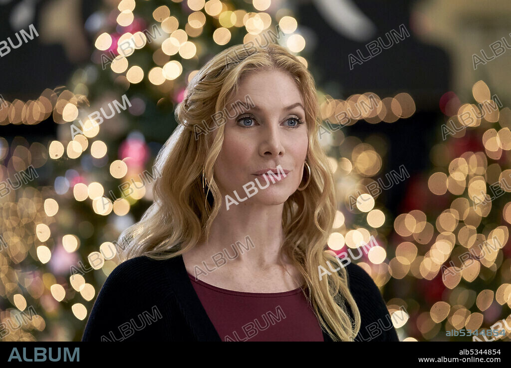 ELIZABETH MITCHELL in THE CHRISTMAS CLUB, 2019, directed by JEFF BEESLEY. Copyright THE HALLMARK CHANNEL.