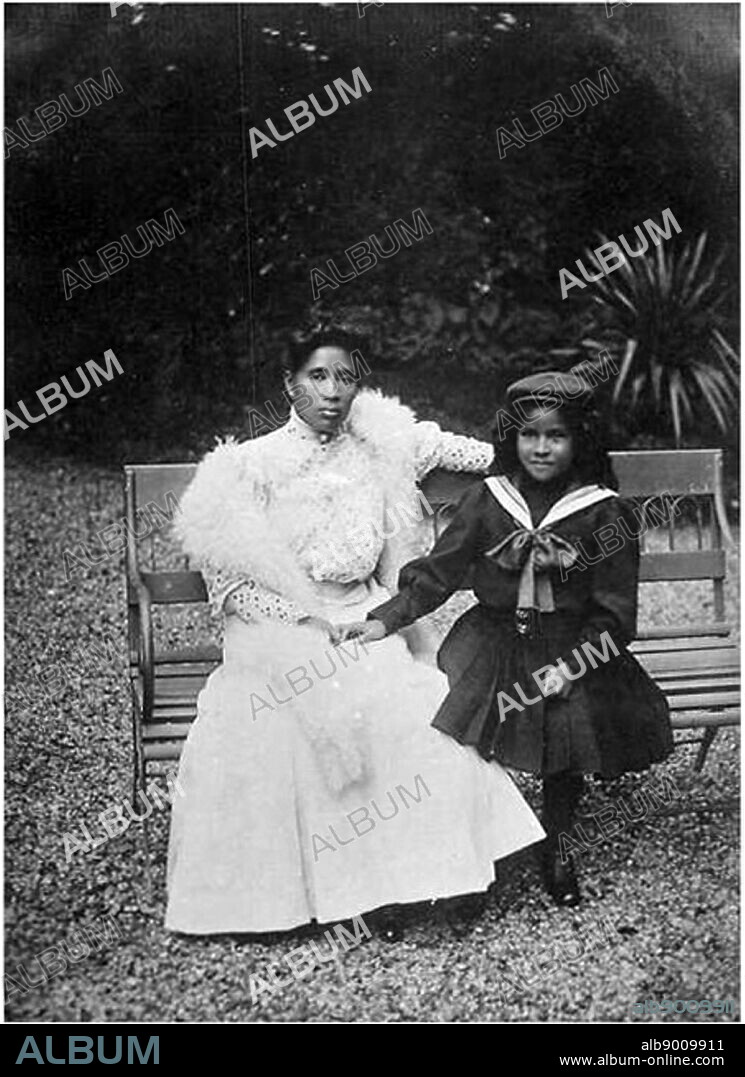 Queen Ranavalona III with grandniece Marie-Louise - Album alb9009911