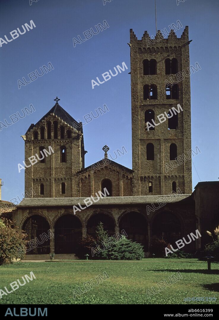 FACHADA DEL MONASTERIO Y PORTICO-ROMANICO.