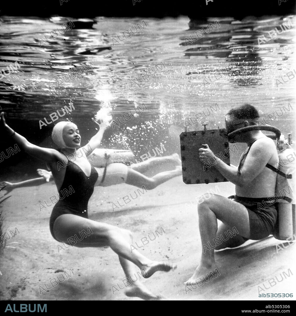 Circa 1955, Hollywood, California, USA: American actress and Hollywood sex  symbol JAYNE MANSFIELD wearing a bathing suit, taking a dive in a swimming  pool during an underw - Album alb5305306