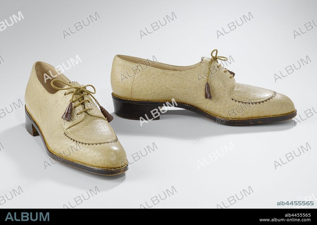 Pair of lace shoes Lace up shoe made of natural colored ostrich