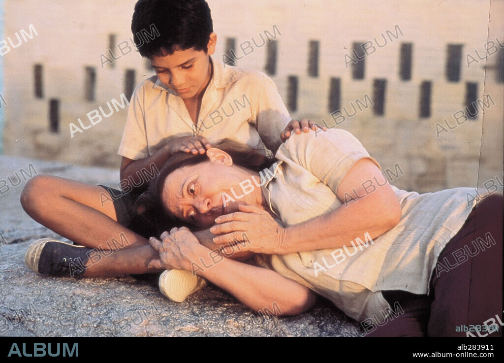 FERNANDA MONTENEGRO and VINICIUS DE OLIVEIRA in CENTRAL STATION, 1998 (CENTRAL DO BRASIL), directed by WALTER SALLES. Copyright RIOFILME/VIDEO FIME/MACT.