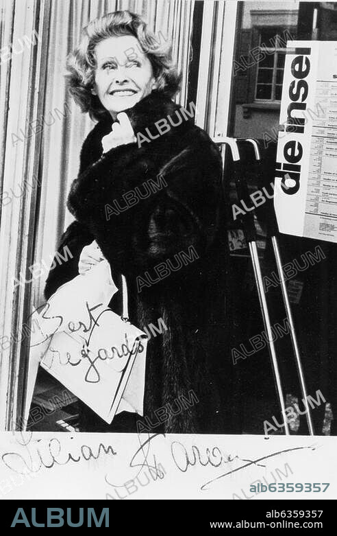 Lilian Harvey, (Muriel Helen). Actress Origin, 1907-1968. Lilian Harvey in Karlsruhe, where she performs in the play "Zwischenstation" by Pierre Bürki. Photo postcard with autograph, 1966.