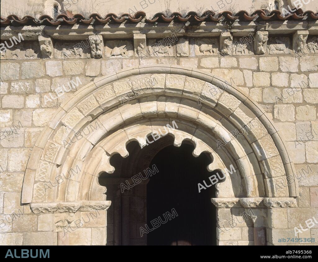 DETALLE DE LA PORTADA DE LA GALERIA SUR- ARCO LOBULADO- ROMANICO - SIGLO XII.