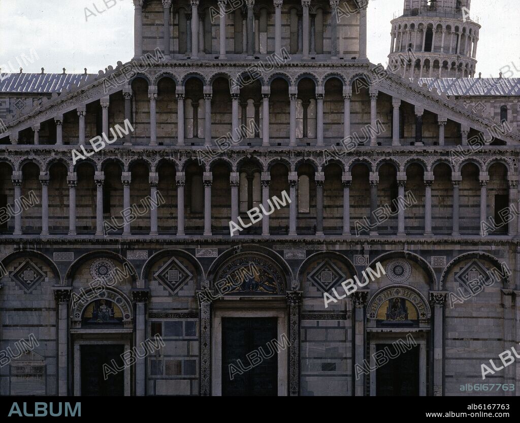 BUSCHETTO (SIGLO XII) Y TINO DI CAMAINO. DETALLE DE LA FACHADA DE LA CATEDRAL DE PISA - SIGLO XI/XII - ROMANICO ITALIANO.