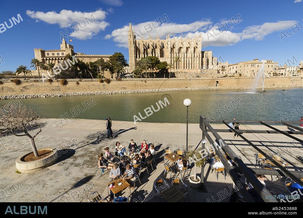 parque del Mar y Catedral de Mallorca , siglo XIII, Monumento Histórico-artístico, Palma, mallorca, islas baleares, españa, europa.