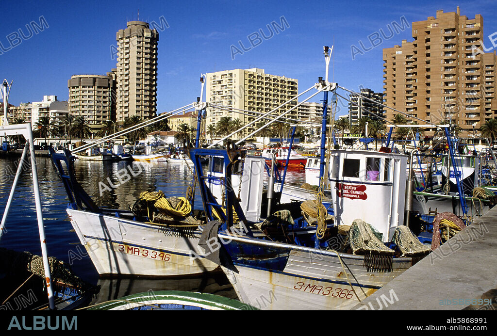 Fuengirola; puerto pesquero y fachada marítima (Costa del Sol).