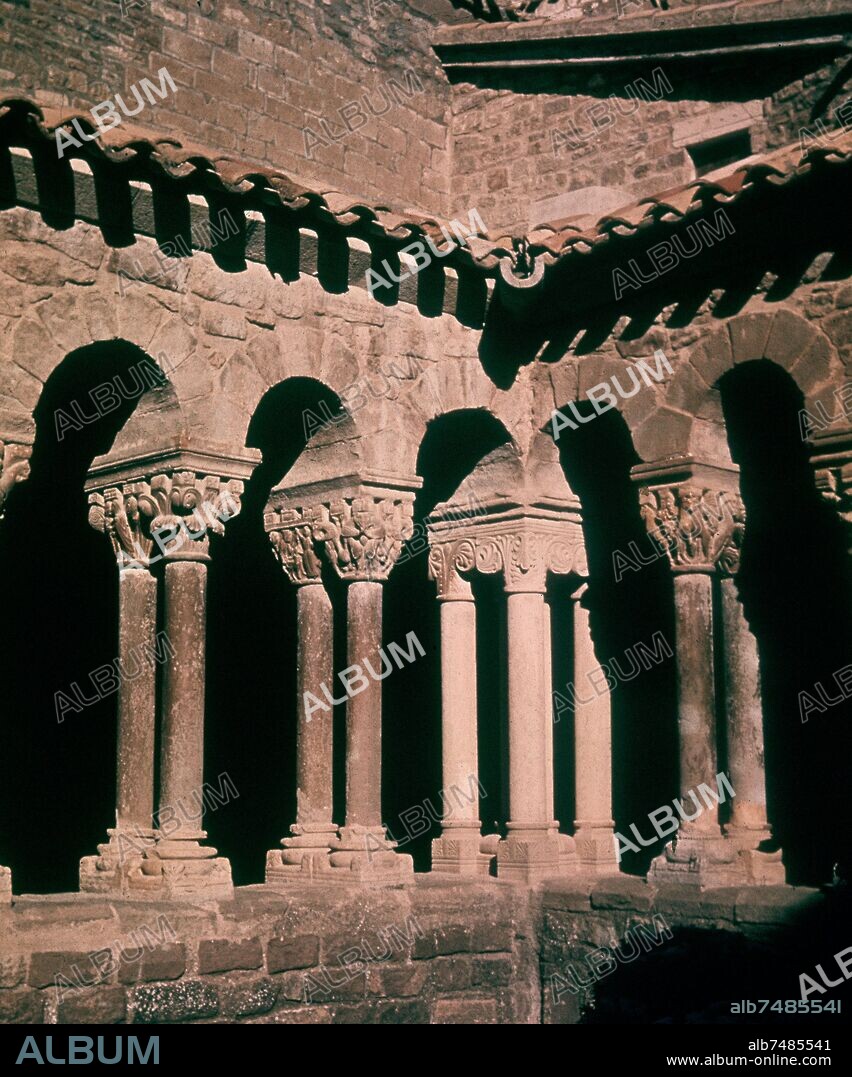 CLAUSTRO ROMANICO DEL MONASTERIO DE SANTA MARIA DE ESTANY - SIGLO XII.