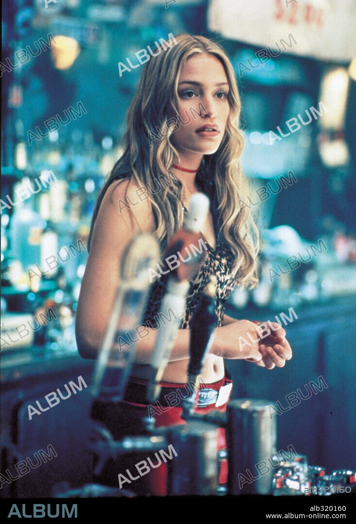 PIPER PERABO in COYOTE UGLY, 2000, directed by DAVID MCNALLY. Copyright TOUCHSTONE PICTURES.