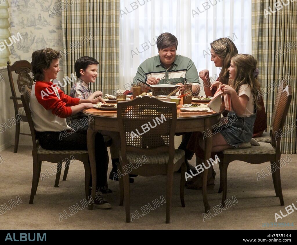 IAIN ARMITAGE, LANCE BARBER, MONTANA JORDAN, RAEGAN REVORD and ZOE PERRY in YOUNG SHELDON, 2017, directed by CHUCK LORRE and STEVEN MOLARO. Copyright CHUCK LORRE PROD/WARNER BROS. TV.