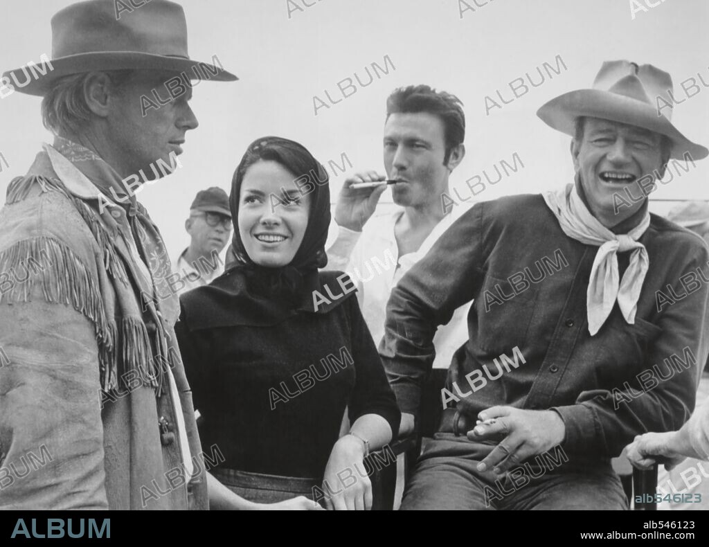 JOHN WAYNE, LAURENCE HARVEY, LINDA CRISTAL and RICHARD WIDMARK in THE ALAMO, 1960, directed by JOHN WAYNE. Copyright UNITED ARTISTS.