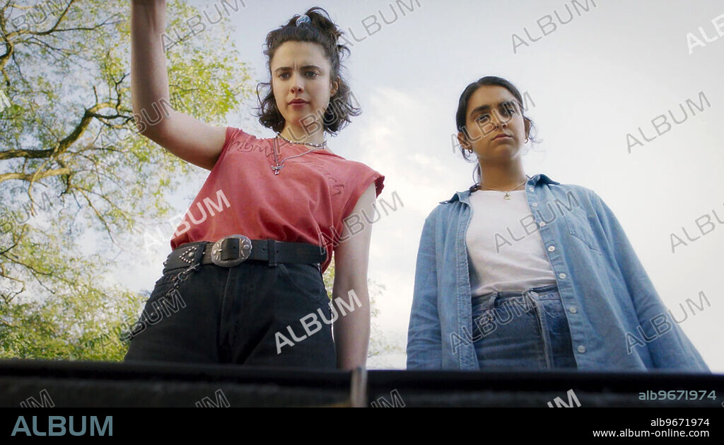 GERALDINE VISWANATHAN and MARGARET QUALLEY in DRIVE-AWAY DOLLS, 2023, directed by ETHAN COEN. Copyright FOCUS FEATURES.