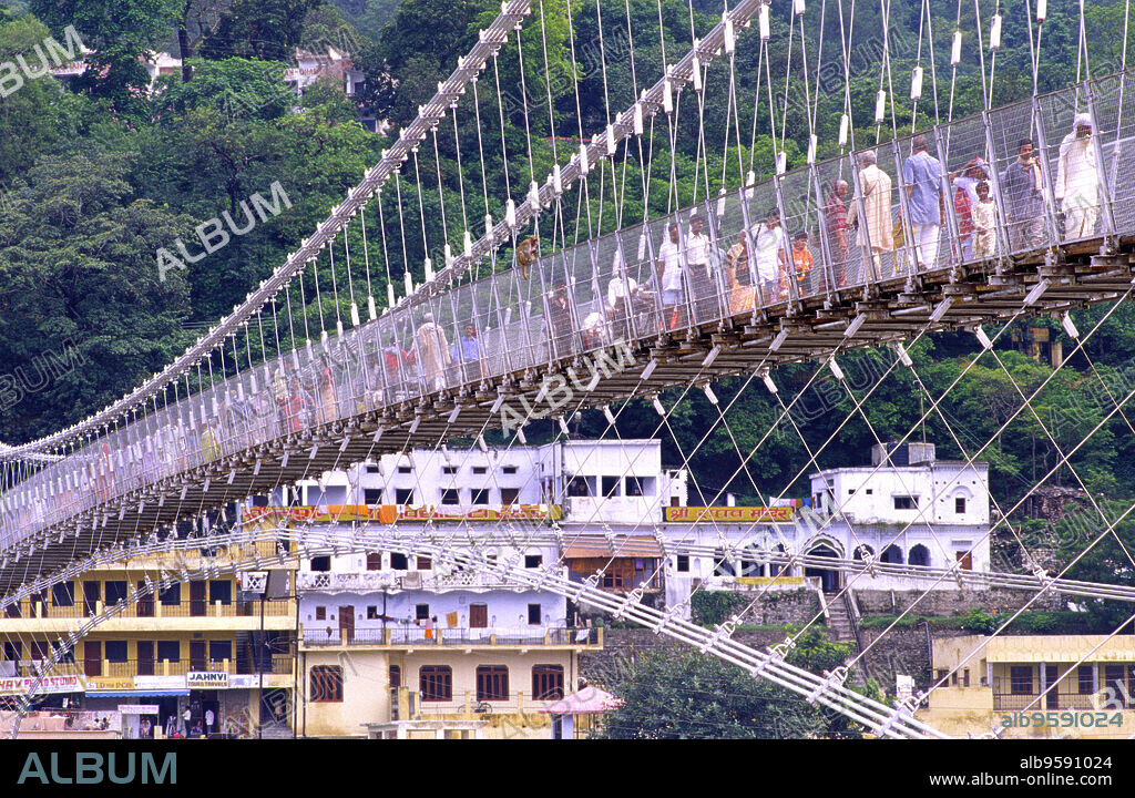 Puente Ramjhula, sobre el rio Ganges,Rishikesh,Uttar Pradesh,India.