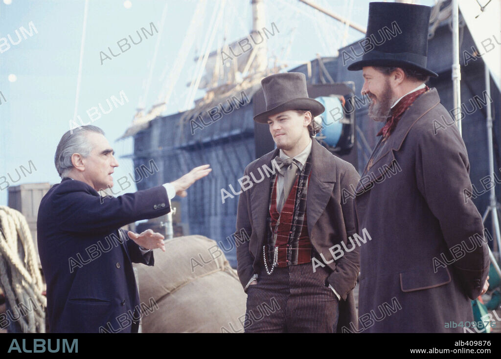 JIM BROADBENT, Leonardo DiCaprio and MARTIN SCORSESE in GANGS OF NEW YORK, 2002, directed by MARTIN SCORSESE. Copyright MIRAMAX.