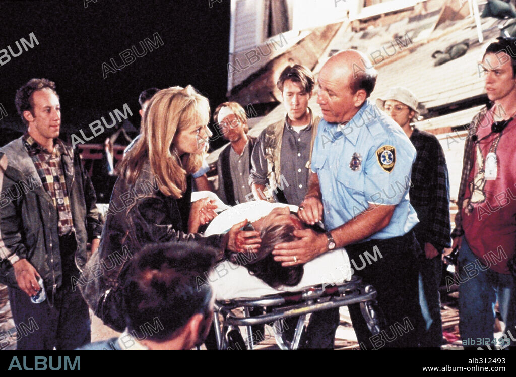 HELEN HUNT in TWISTER, 1996, directed by JAN DE BONT. Copyright UNIVERSAL PICTURES / JAMES, DAVID.