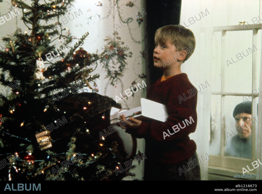 Joe Pesci And Macaulay Culkin In Home Alone 1990 Directed By Chris