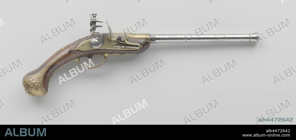 Back loading flint gun, The lock is engraved with lofwerk, the lock plate is of brass and has a signature, the steel is chiseled in relief. The barrel is engraved with leaves and has a ring in four places, the front portion can be unscrewed at the edge after the second ring and is drawn with 7 grooves, the trumpet is tulip shaped like a cannon. The half front drawer is embossed with, among other things, an acanthus leaf behind the barrel. The cast, copper-plated fittings with embossed relief decorations are gilded and consist of, an open-worked screw plate with praise and bandwork around two griffins on either side of a shield with a men's bust on it, a crowned thumb plate with the portrait of a man in a toga framed ajour crafted foliage and at the bottom a mask, and a flask with a seated Classic figure and foliage on both sides, and at the bottom a grotesque mask framed by acanthus leaves, no provision for a loading stick., P. Boudson, Liège (city) (possibly), 1705 - 1710, brass (alloy), gilding (material), gilding, l 48 cm l 30.6 cm d 13.8 mm w 1121 gr.