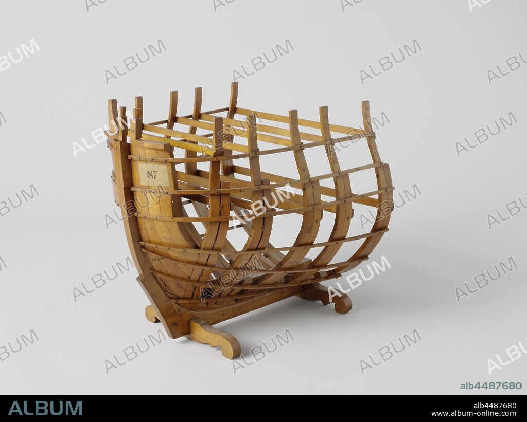 Model of a Ship's Bow in Frames, Technical model of a fore ship along the length of five trusses of founding. Two apostles. Three vault plates on either side, thickening at the level of the lower deck, the safe plates on starboard are assembled, that consist of one piece on the port side. Bent bow. Two decks with deck beams indicated. Nine-part frames., B. Koster, Amsterdam, c. 1780 - c. 1798, wood (plant material), brass (alloy), h 37.5 cm × w 38.3 cm × d 9.5 cm.