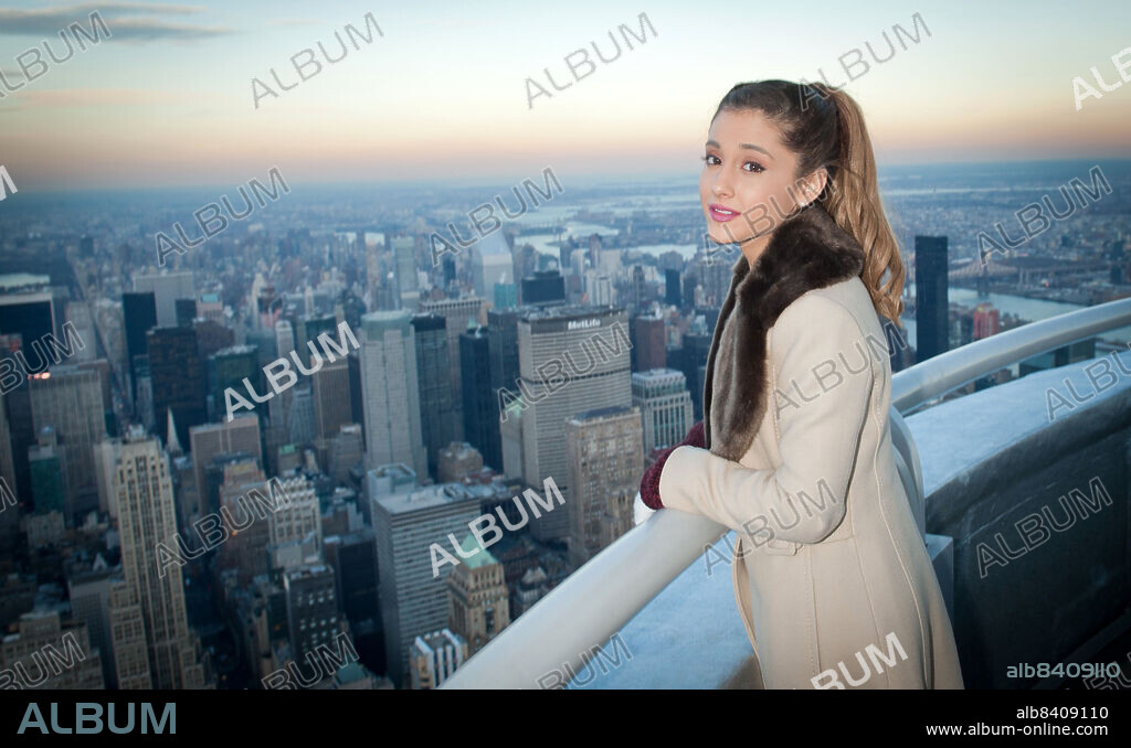 ARIANA GRANDE. Nov. 25, 2013 - Manhattan, New York, U.S. - Actress and platinum selling recording artist ARIANA GRANDE joined by Santa Clause lights the Empire State Building in val colors to celebrate the Macy's Thanksgiving Day Parade. (Credit Image: © Bryan Smith/ZUMA Wire).