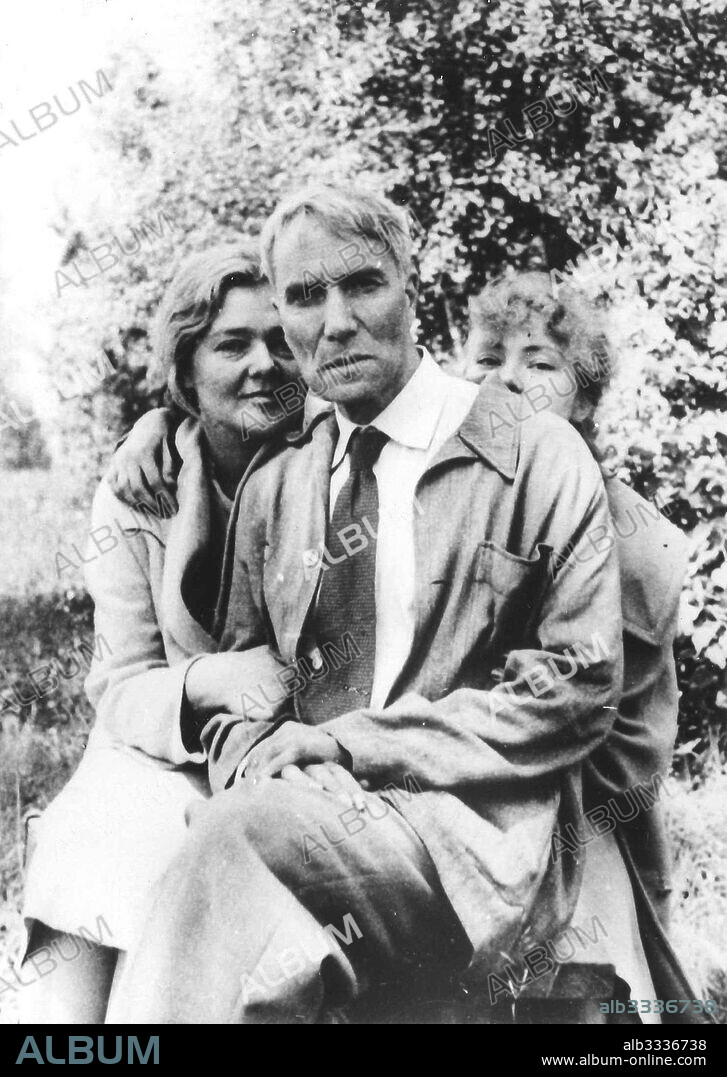 ANONYMOUS. Boris Pasternak, Olga Ivinskaya and her daughter Irina Yemelyanova.