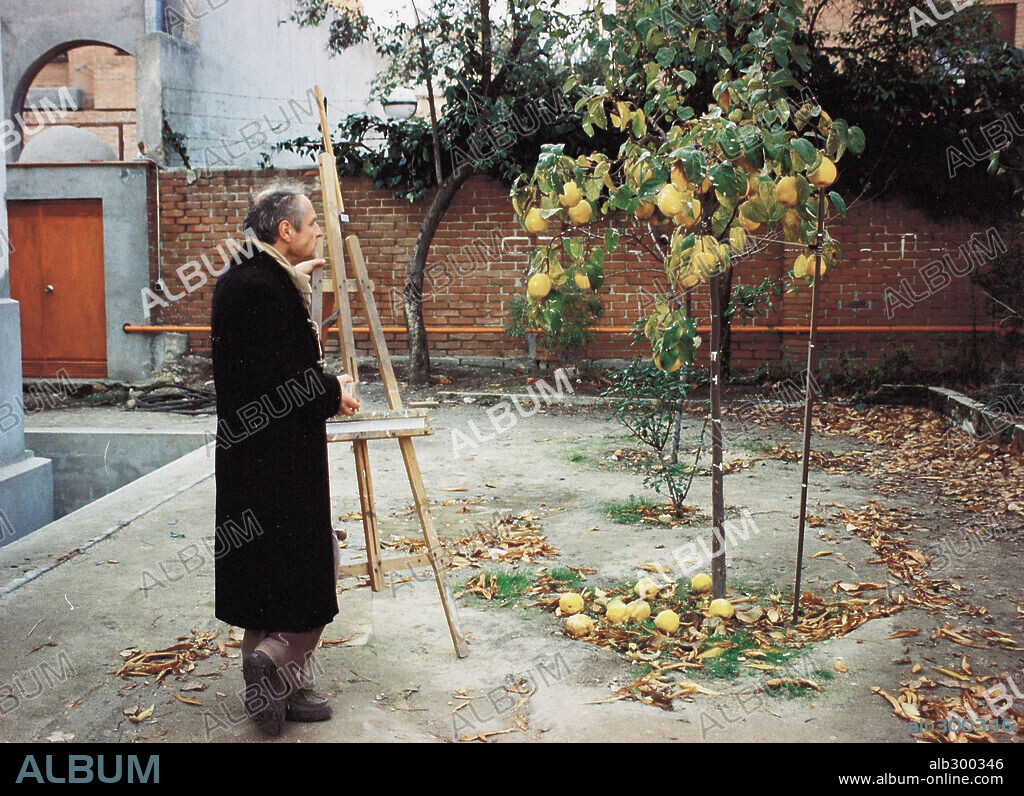 ANTONIO LOPEZ GARCIA in THE DREAM OF LIGHT, 1992 (EL SOL DEL MEMBRILLO),  directed by VICTOR ERICE. Copyright MARIA MORENO. - Album alb300346